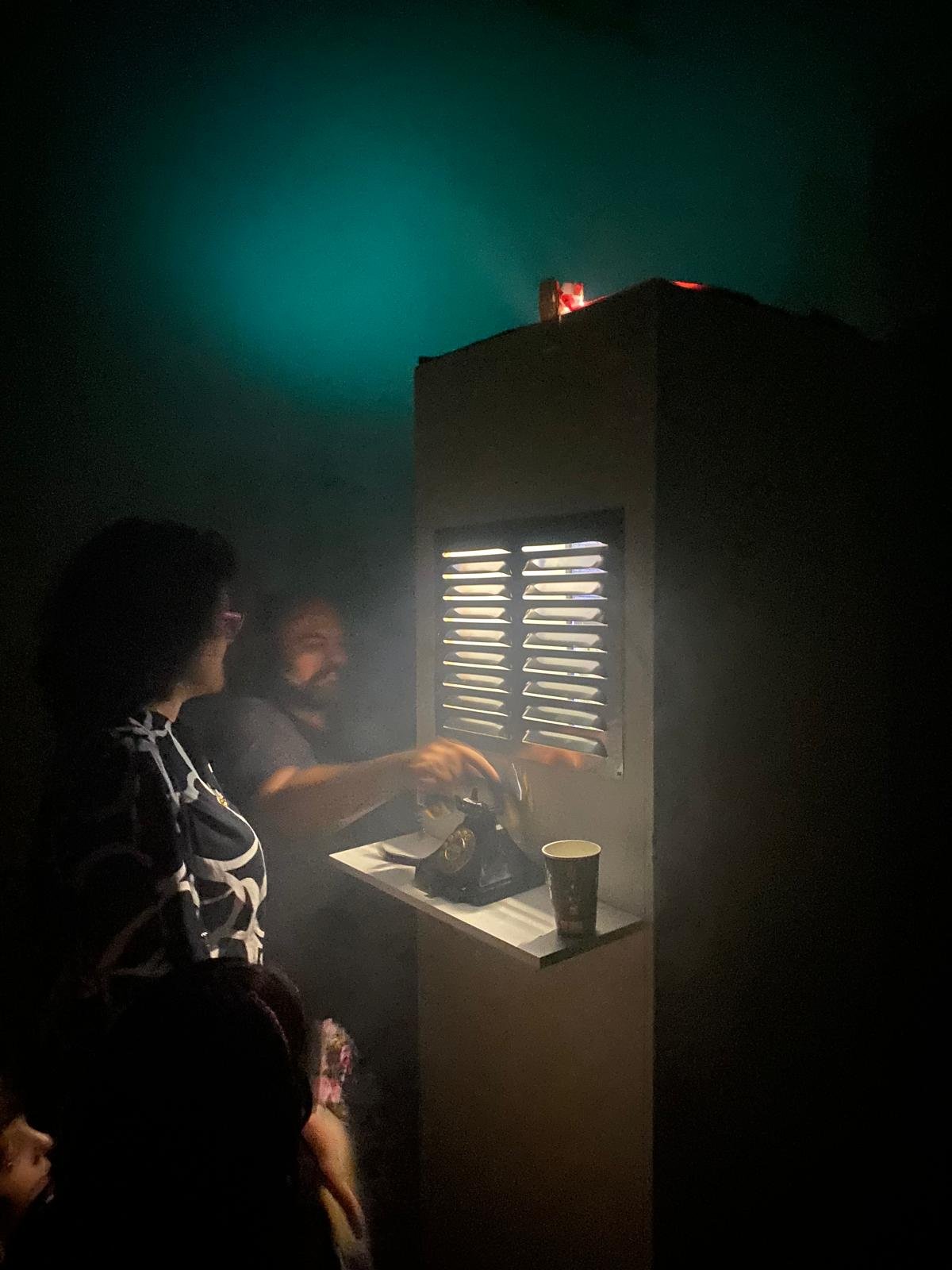 Visitants interactuant amb la instal·lació Hello God
